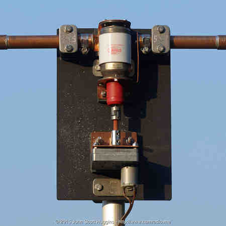 Tuning capacitor of the small loop antenna featuring tuning motor and copper interconnects.