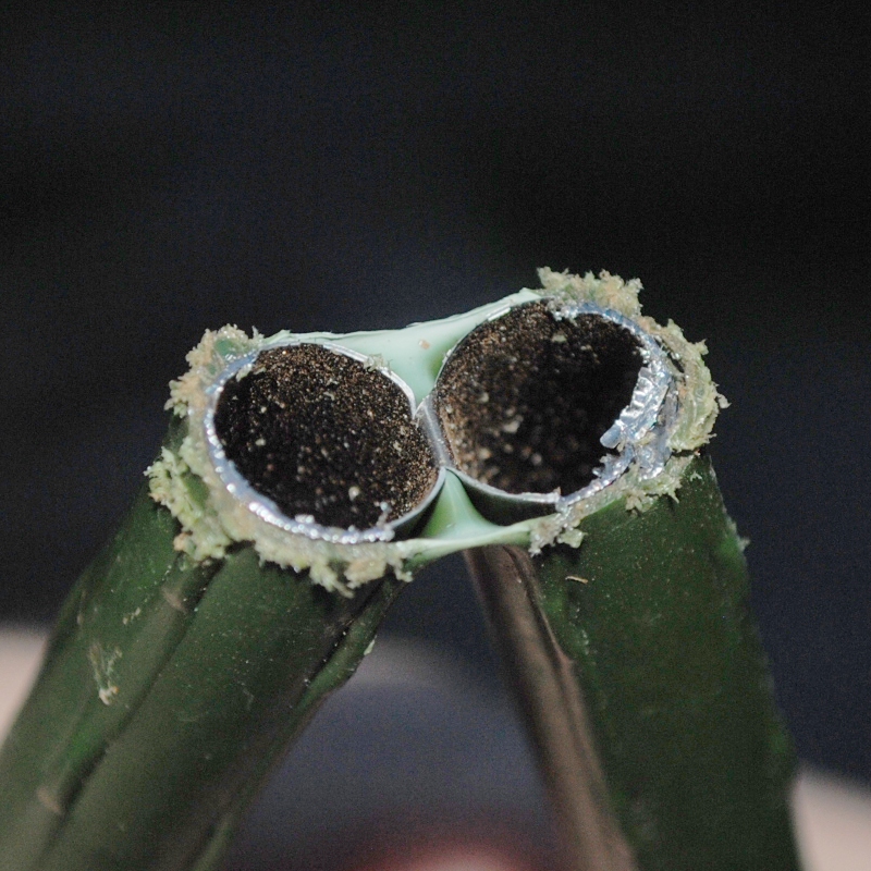 Opening the tomato stake reveals conductive metal we don't want across the feedpoint.